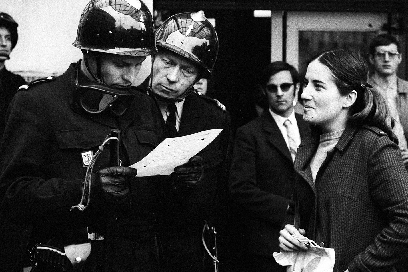 Este primer día no se necesita coraje, sólo atrevimiento, para proponer la lectura de un panfleto estudiantil a estos jefes de la represión.