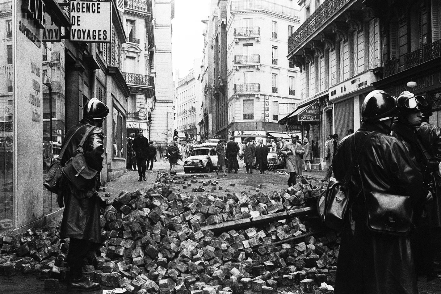 A dos pasos de allí, la policía sigue en pie de guerra. El “enemigo” brilla por su ausencia.