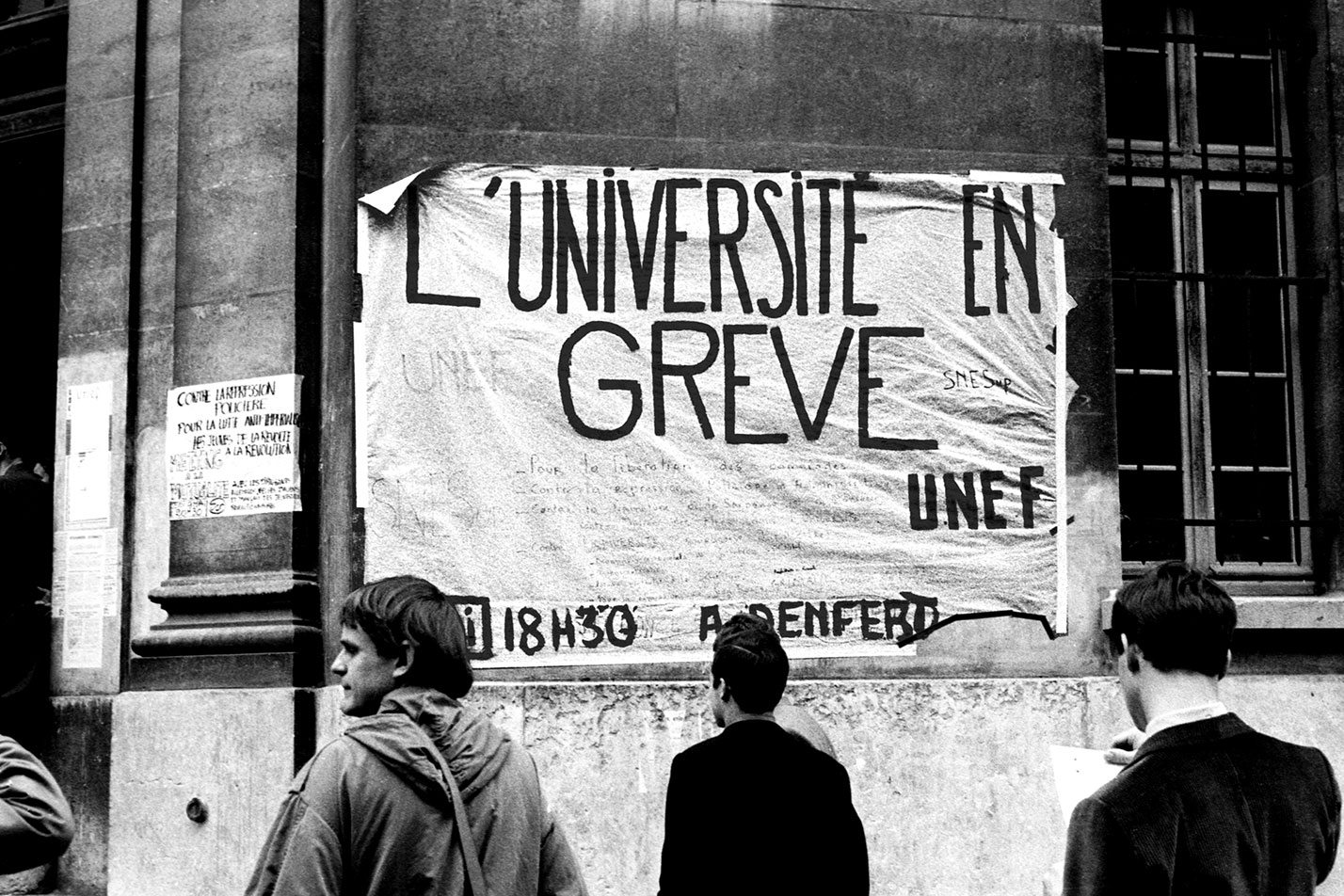 En la pared de la Sorbona, anuncio de la huelga universitaria y llamada a la manifestación de la izquierda