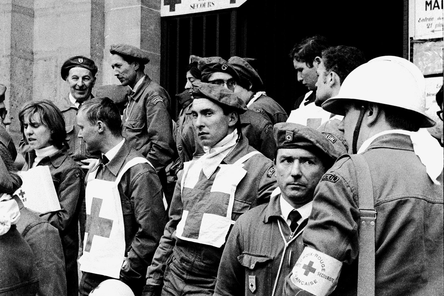 ¿Enfermeros de la Cruz Roja o esbirros de la represión? Las miradas dicen mucho.