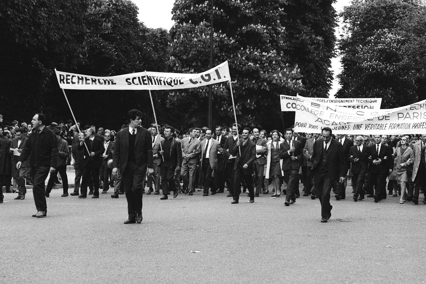 Por el bulevar Saint-Michel desfila la gente de la investigación científica, solidaria…