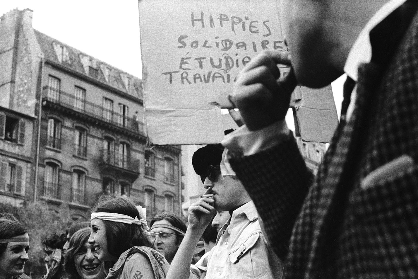 … y los hippies, a las carcajadas, solidarios…