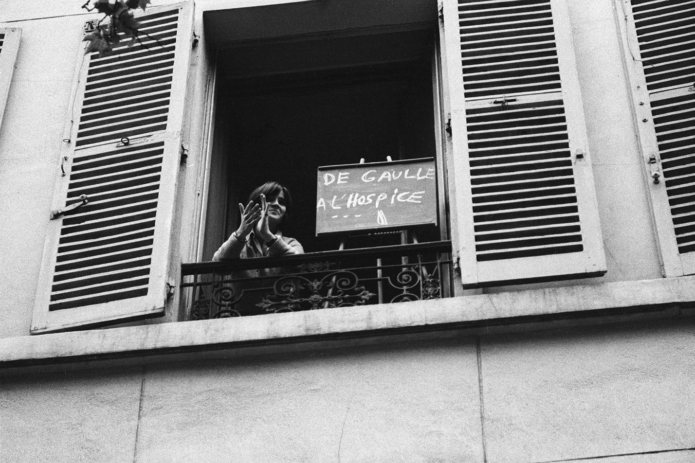 Una vecina quiere mandar a De Gaulle al hospicio –que está frente a su casa. Se ríe y concita la simpatía de un millón de personas.