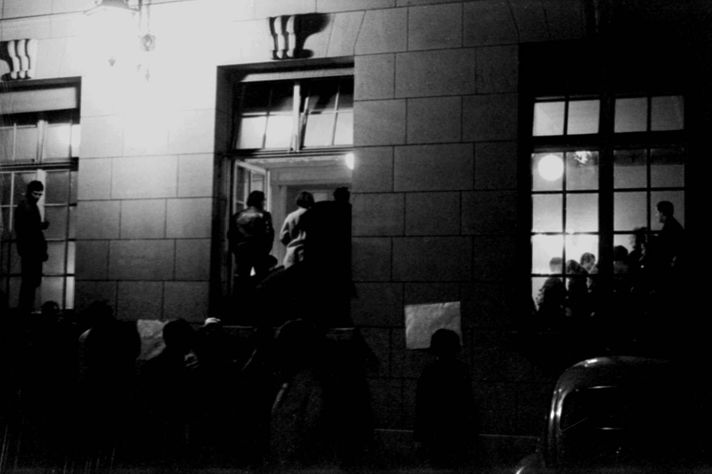 Esa noche, en la Sorbona ocupada por los estudiantes, se discute, se razona, se sientan las bases del porvenir.