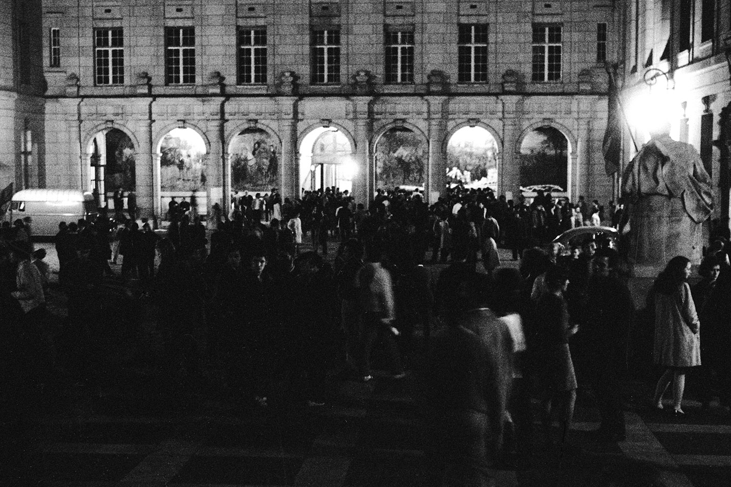 … mientras en el gran patio se da rienda suelta al entusiasmo y, todos a la vez, comentan la manifestación de esa tarde: ¡un millón de personas!