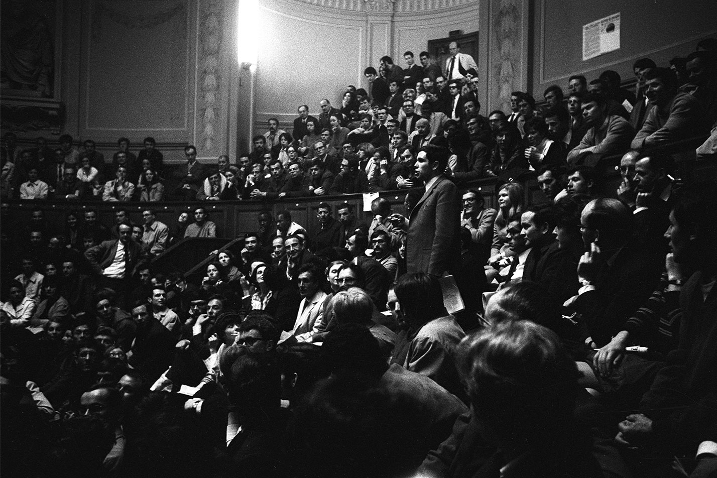 … pero todos tienen algo que decir y el respeto a la palabra, sacrosanto, subsiste incólume hasta el final mismo de la asamblea.