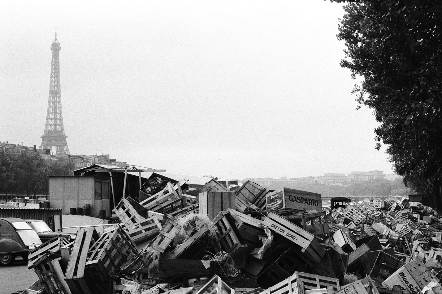 La huelga general de veinticuatro horas, declarada por los sindicatos el día 13, se prolonga indefinidamente y se deja sentir y, sobre todo, ver. Postal insólita: ¡la torre Eiffel sumida en la basura!