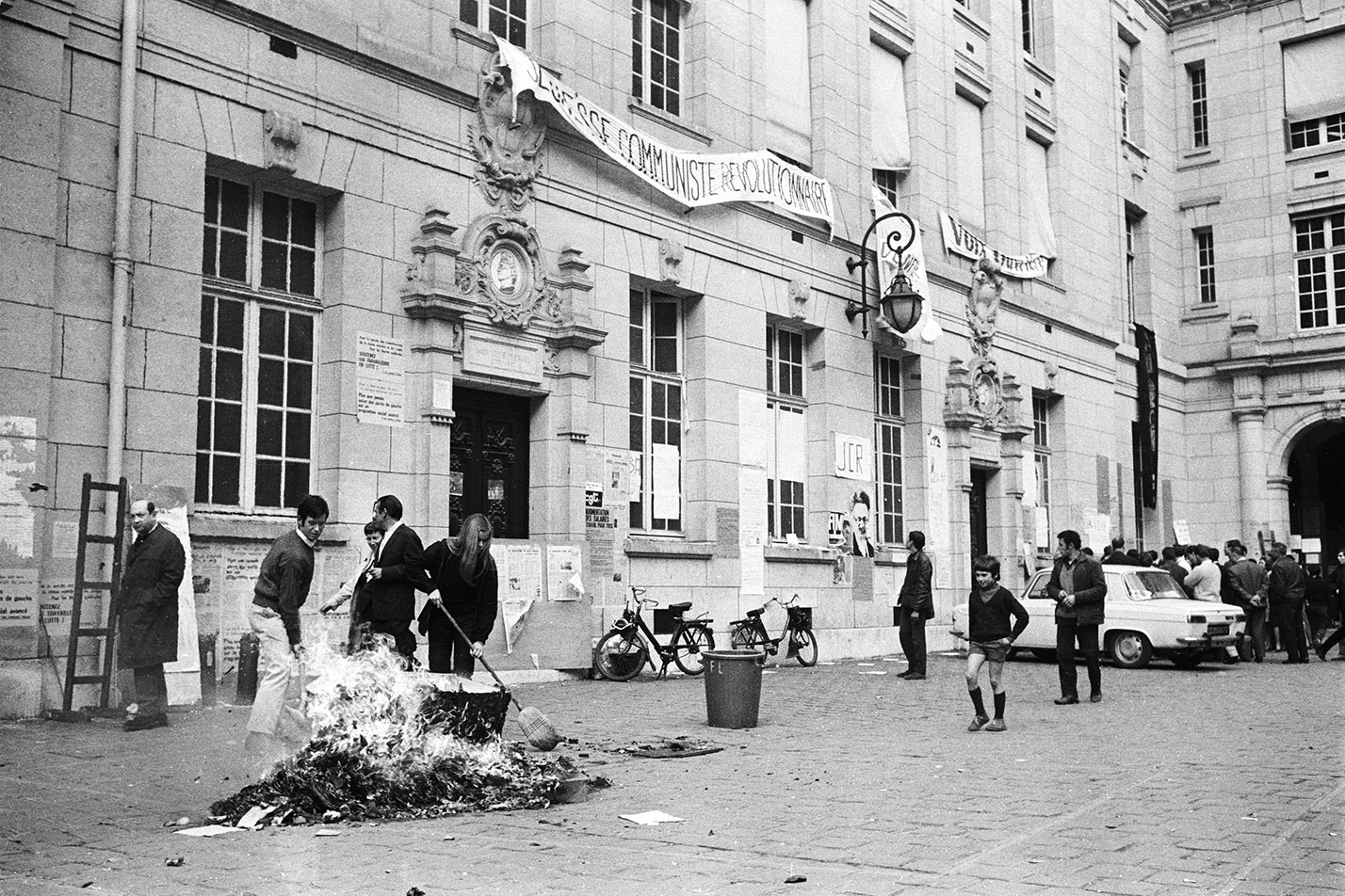 El domingo 19 de mayo los estudiantes deciden hacer una limpieza de toda la Sorbona.