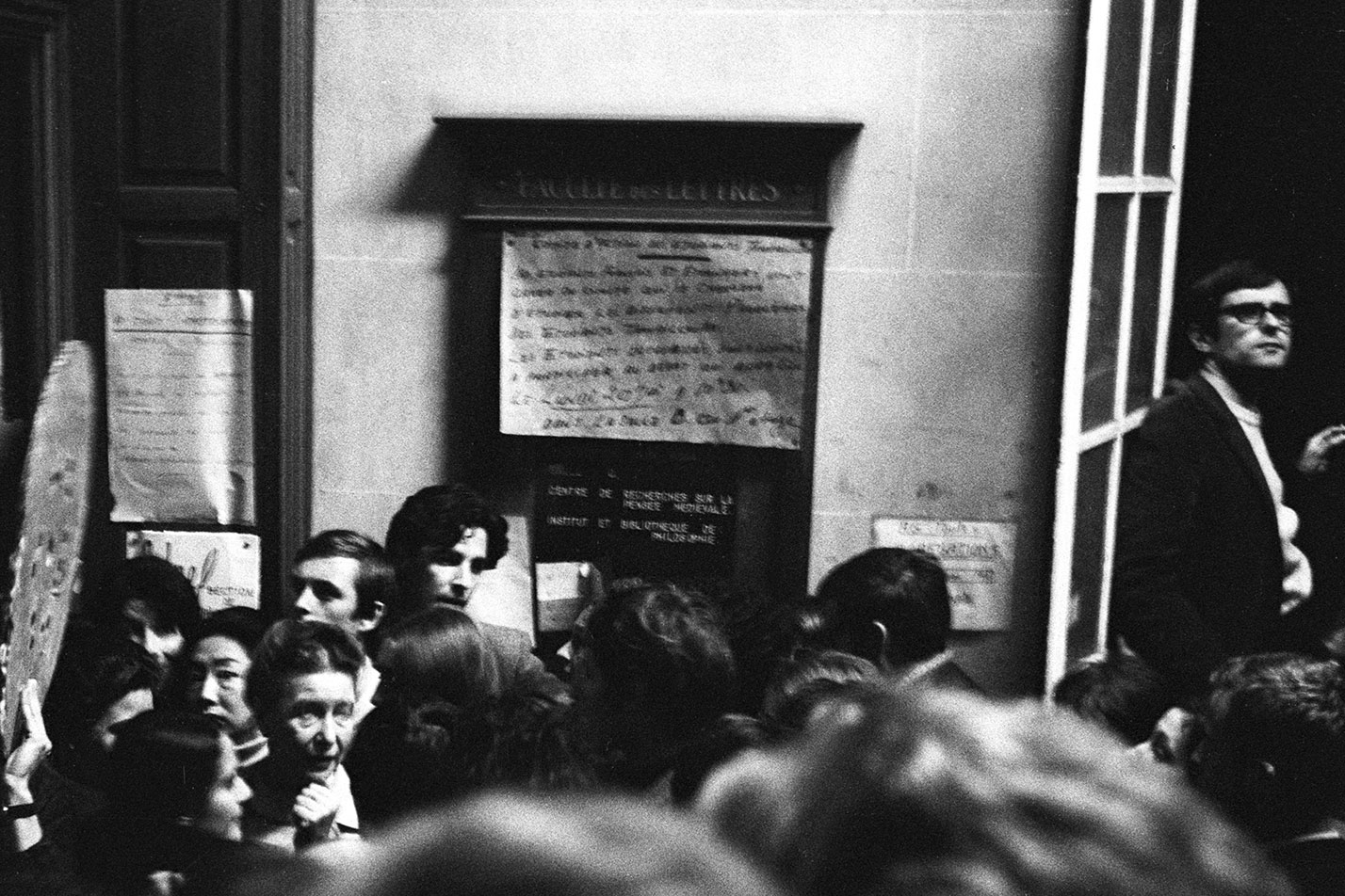 Al anochecer del lunes 20 corre la voz: Sartre y Simone de Beauvoir visitarán la Sorbona. A la espera del filósofo, el “Castor” conversa con los estudiantes.
