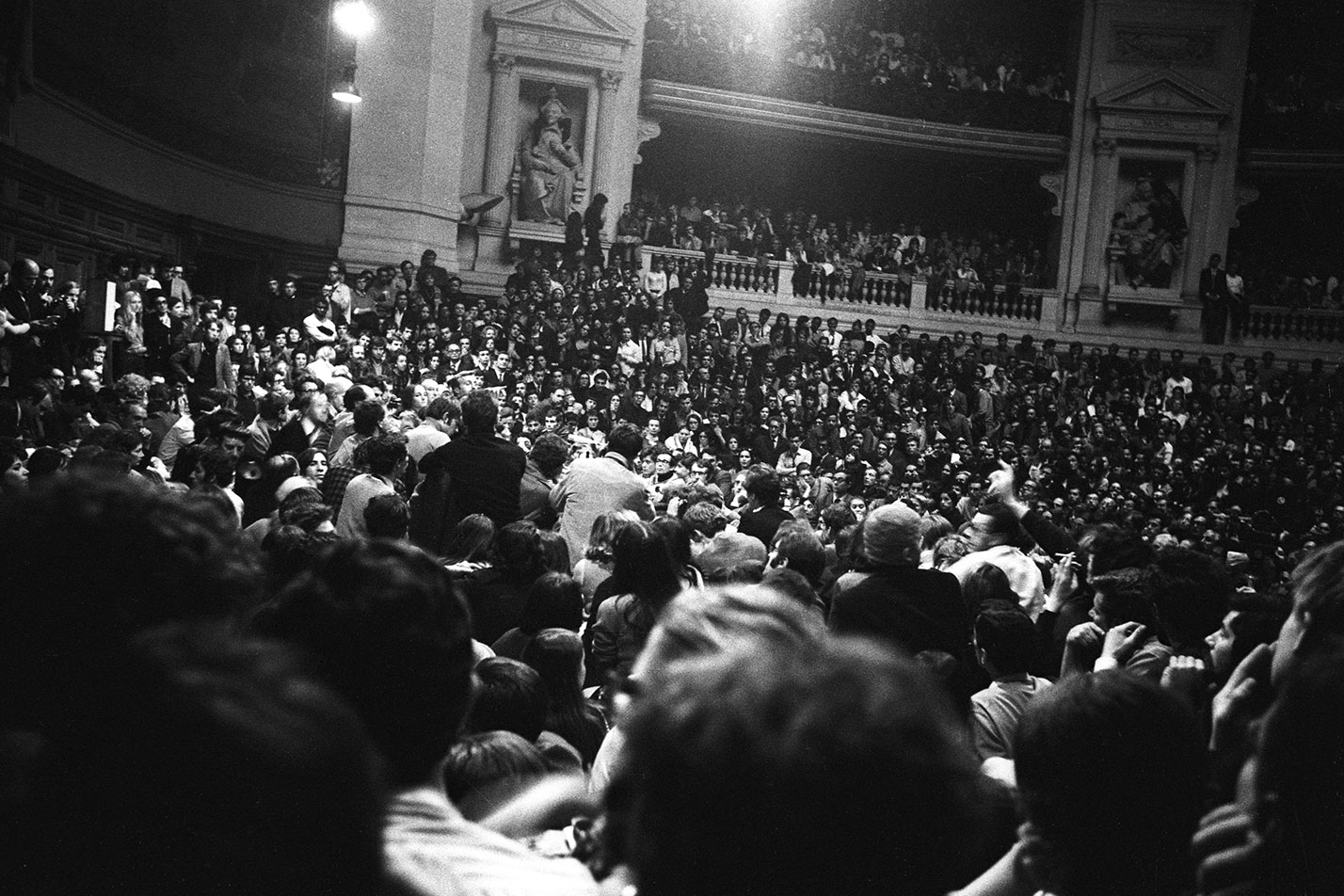 Poco antes de la hora señalada el gran anfiteatro de la Sorbona se llena de bote en bote: Sartre dialogará con los estudiantes.