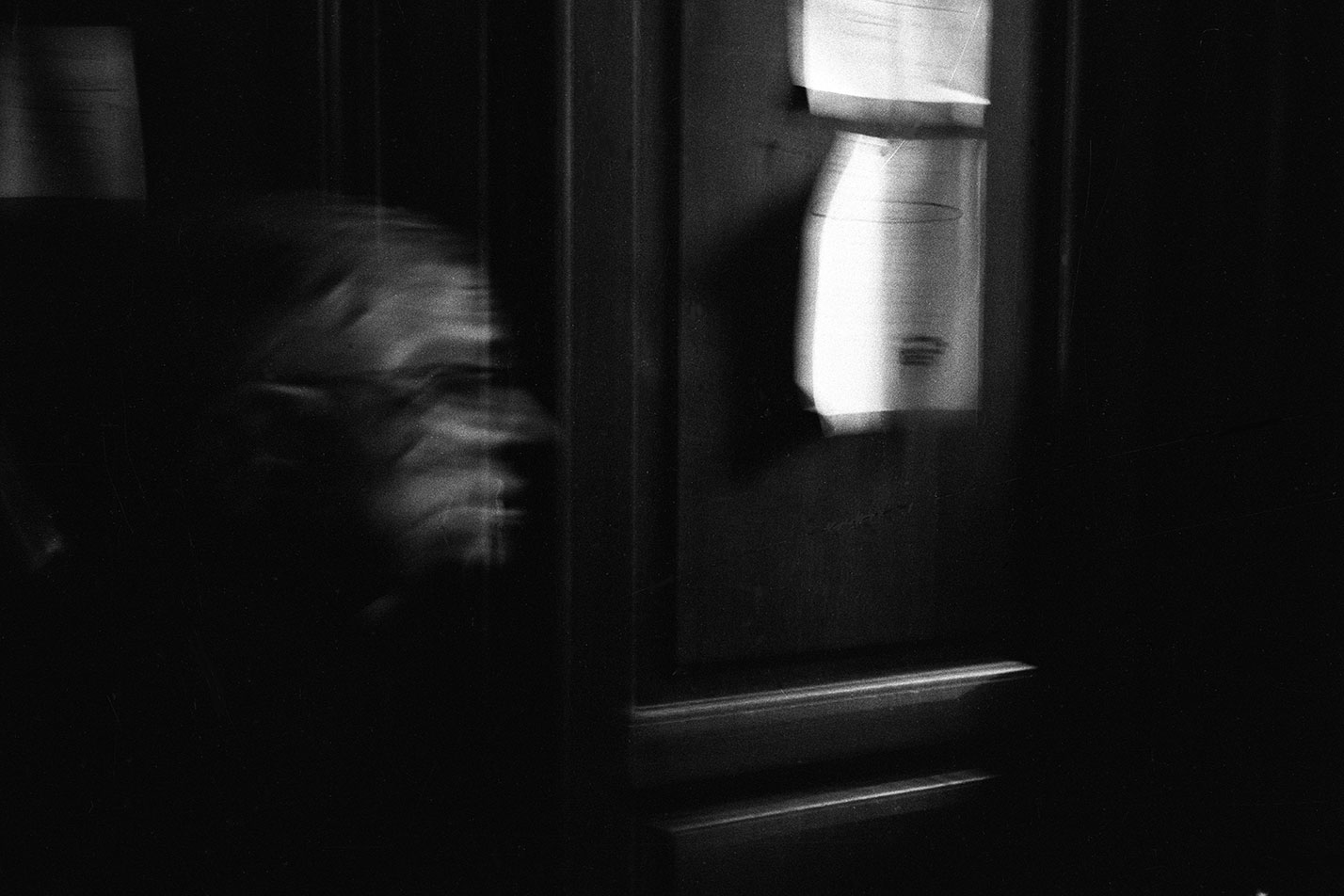 De pronto se hace silencio y, como una exhalación, el filósofo entra en la Sorbona…