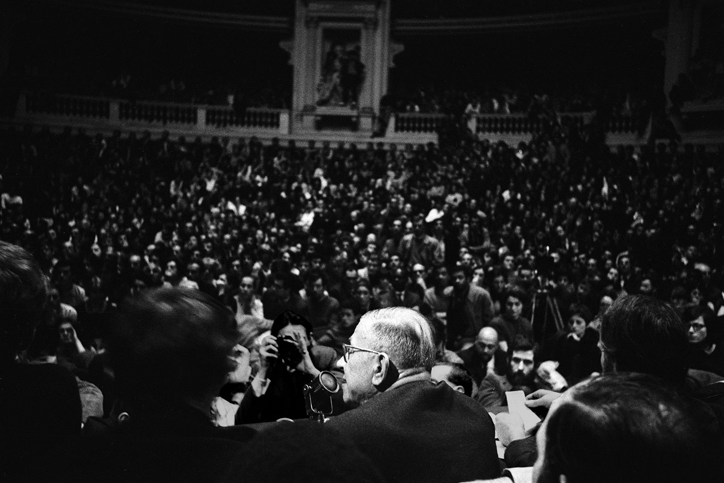 … y se enfrenta con la multitud.