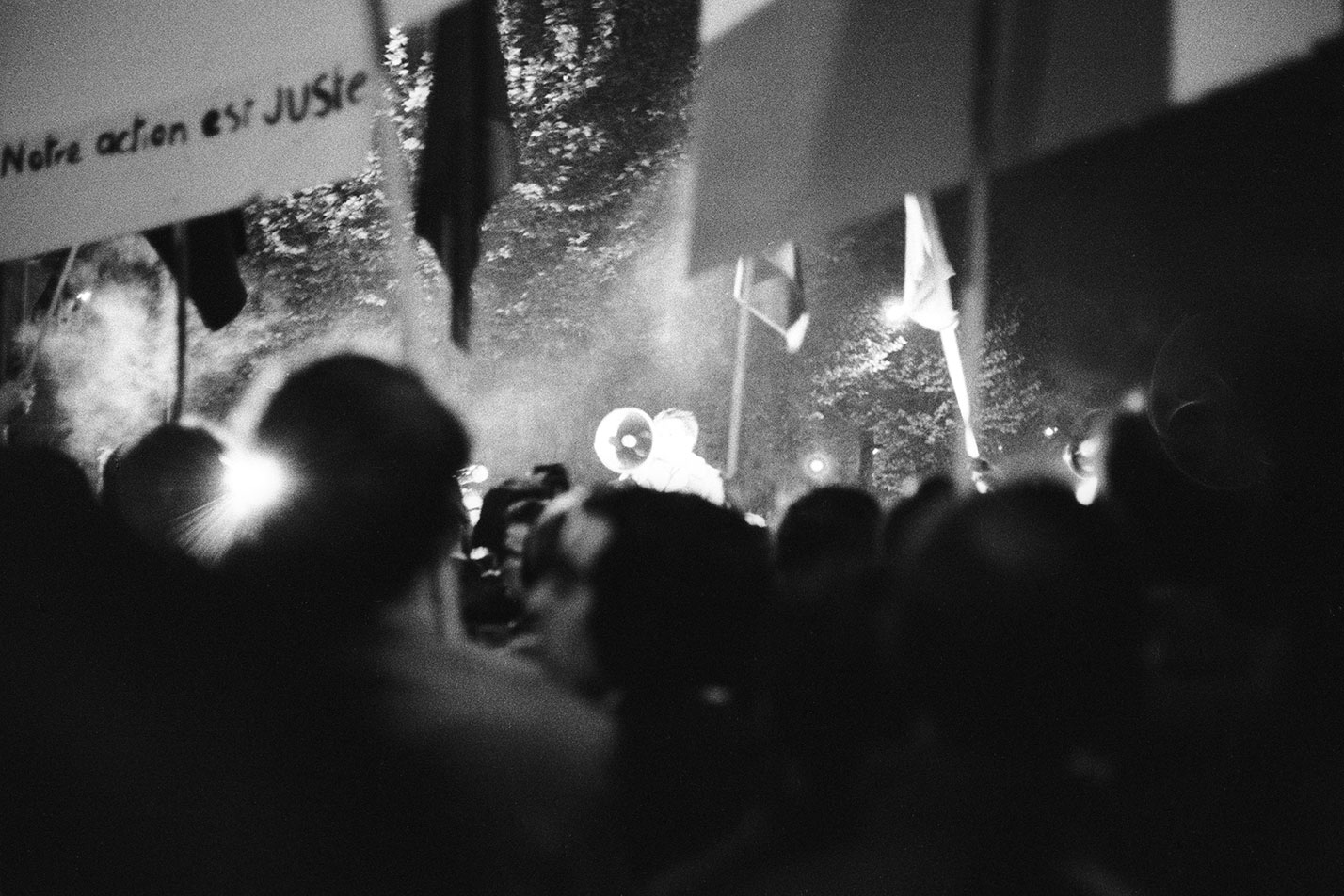 La agitación no se interrumpe por la noche. A favor de una temperatura agradable, los estudiantes invaden las calles de Saint-Germain.