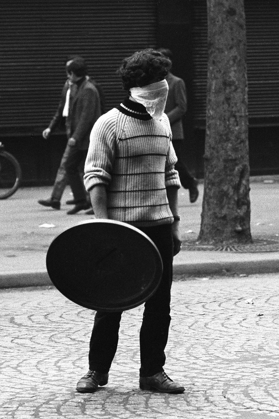 … y gente joven preparada para los gases lacrimógenos y los bastonazos de la policía.