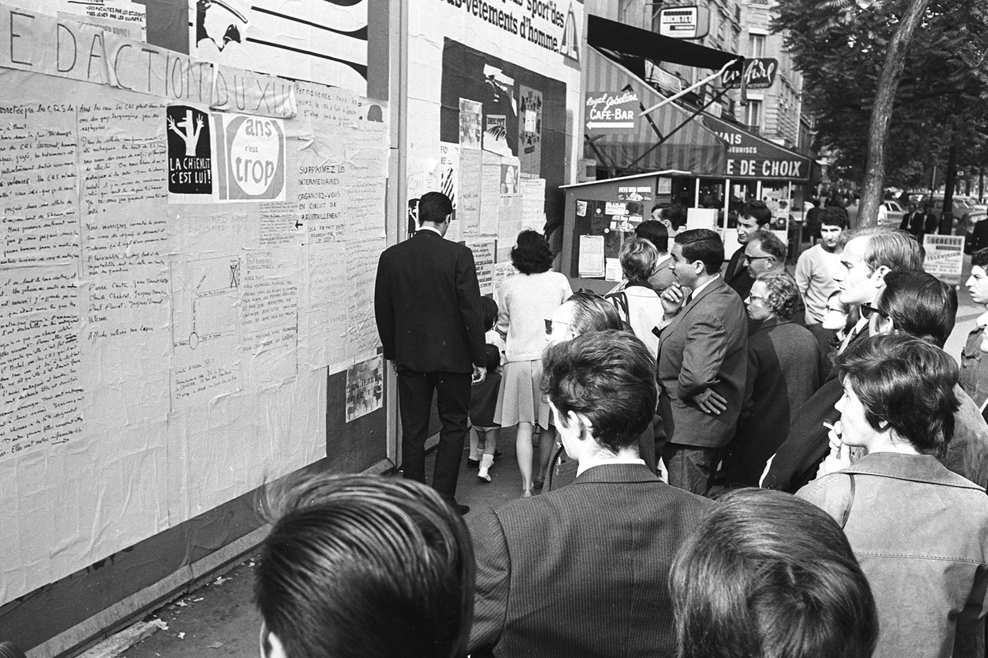 Francia está movilizada. En París, como en muchas ciudades de provincia, los periódicos murales son la única fuente de información escrita.