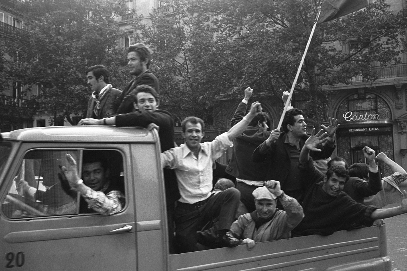 Por su lado, los sindicatos llevan a cabo una actividad frenética para mantener el movimiento de huelga y, a la vez, intentar arrebatar el liderazgo a los estudiantes