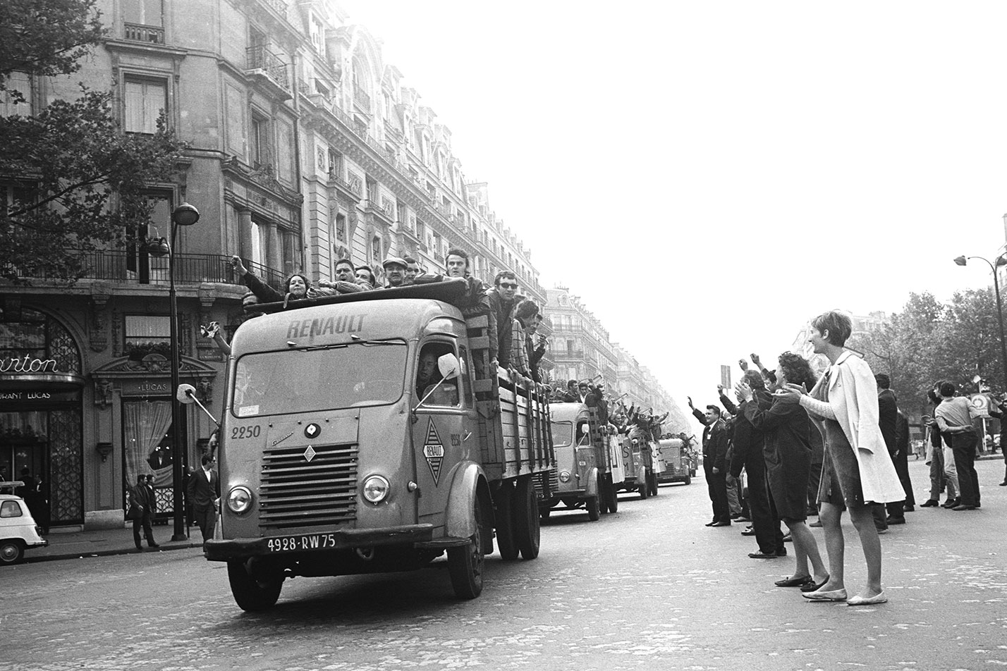 El pueblo los aplaude, desde luego, porque ven en ello una acción “seria” contra De Gaulle.