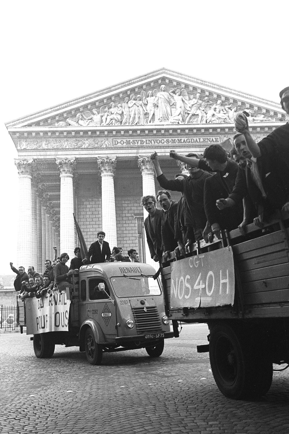 Los camiones de la Renault, a velocidad de triunfadores, pasan frente a los lugares más significativos de la capital –como la iglesia de la Madeleine…