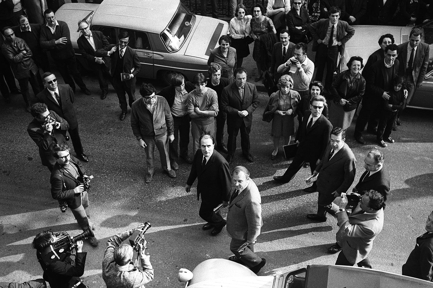 … y no parece bromear. El martes 28, en la sede del partido socialista (SFIO), se reúnen François Mitterrand y el secretario general del partido comunista, Waldeck Rochet.