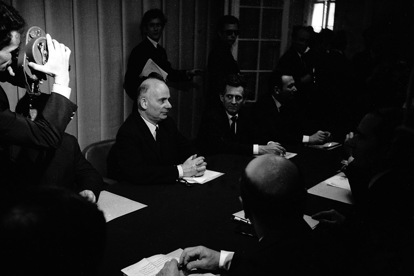 Waldeck Rochet se enfrenta con Mitterrand, en esta reunión anacrónica, tan anacrónica como la anticuada cámara cinematográfica de un colega periodista…