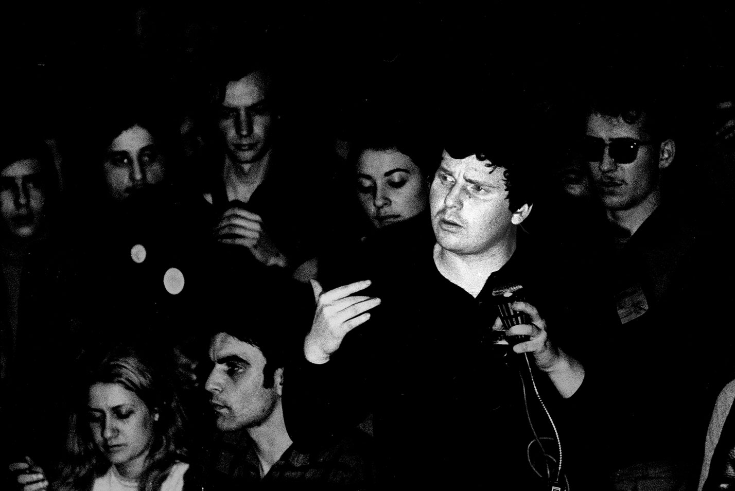 … en un torrente de ideas nuevas, pertinentes, esclarecedoras. Y convence.