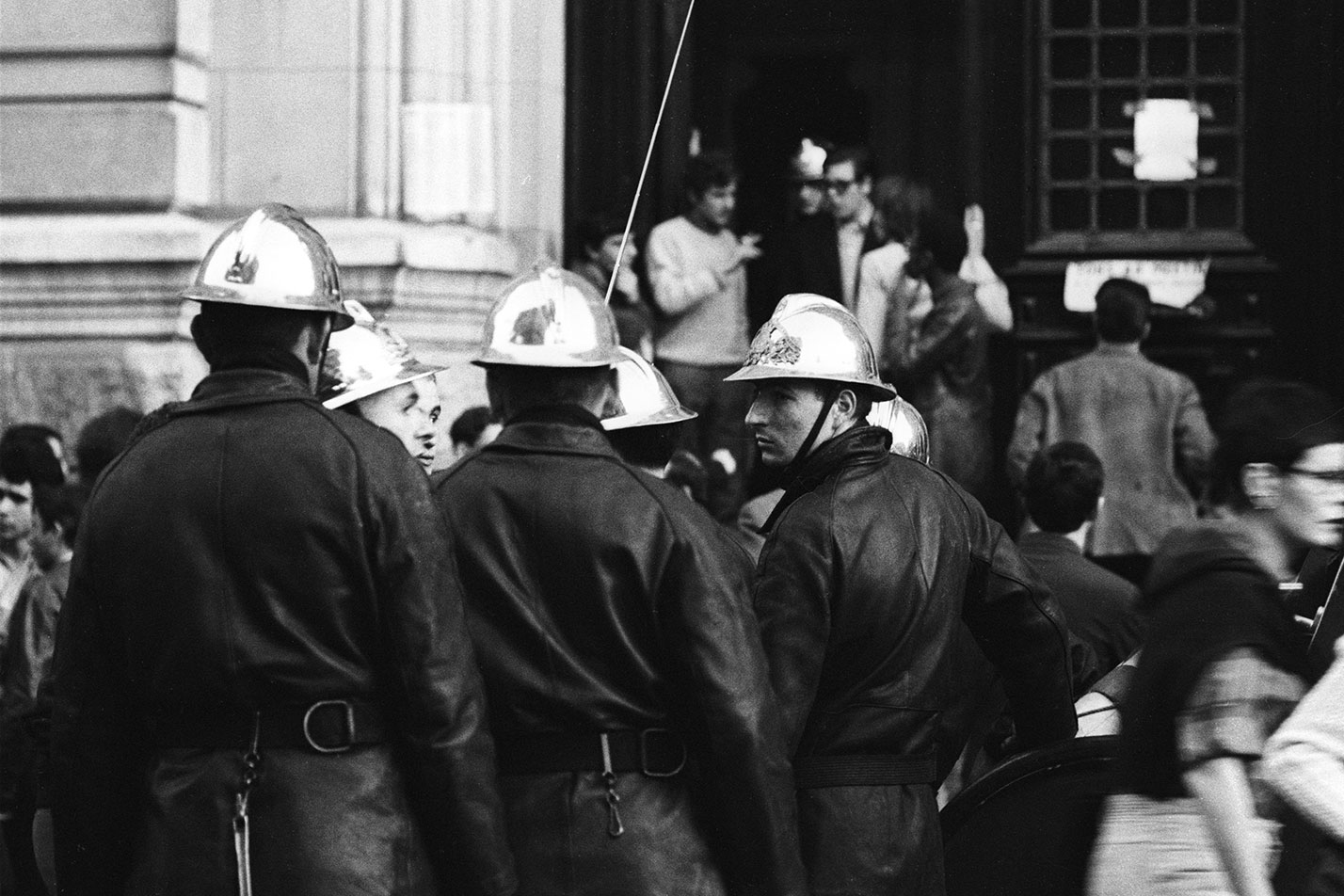 El viernes 31 de mayo “alguien” –nunca se sabrá quién pero la provocación salta a los ojos de todos, quizás la misma policía, quizás asalariados de algún partido–, incendia el rectorado 