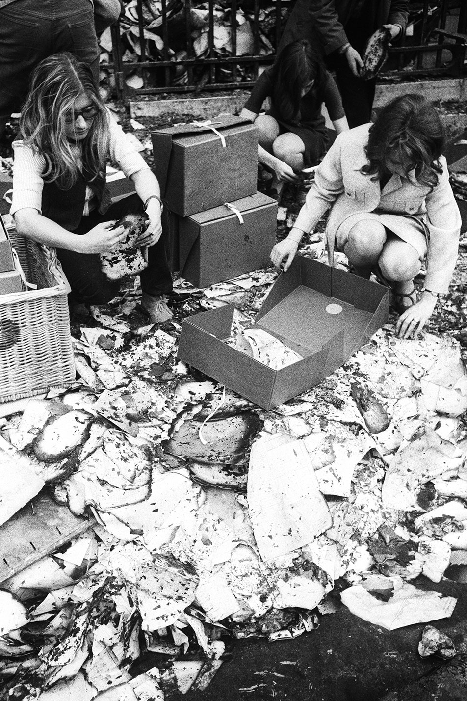 Dos chicas, al pie de la Sorbona, intentan salvar cada minúsculo fragmento de la documentación quemada. Como los manuscritos del Mar Muerto.