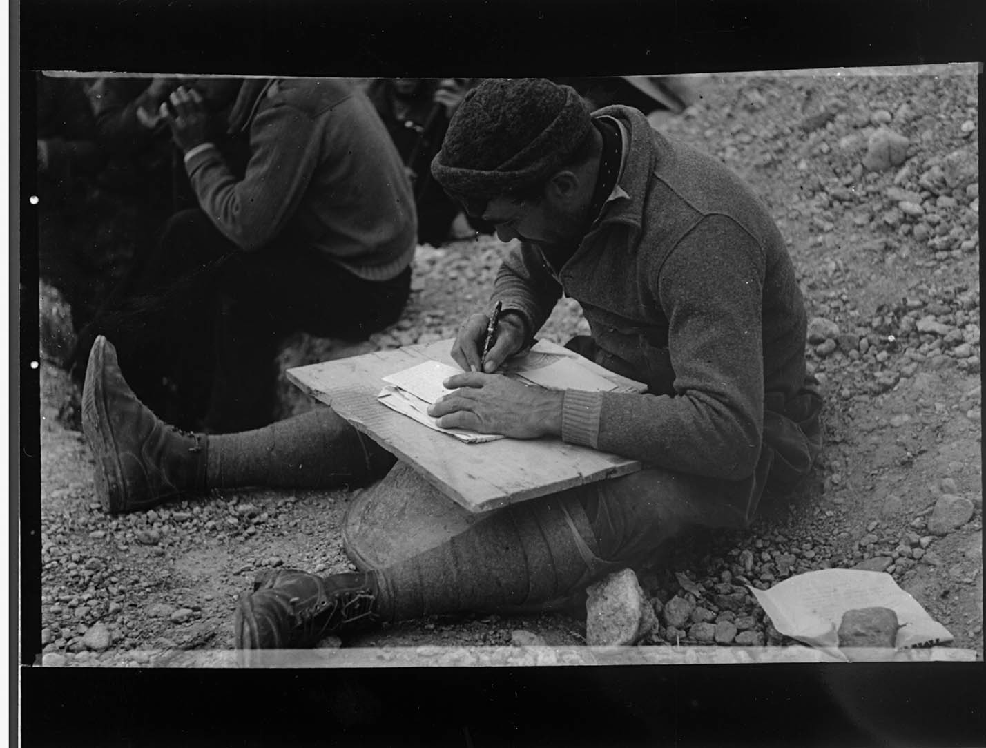 Escribiendo a casa. Monte Aragón. Abril de 1937