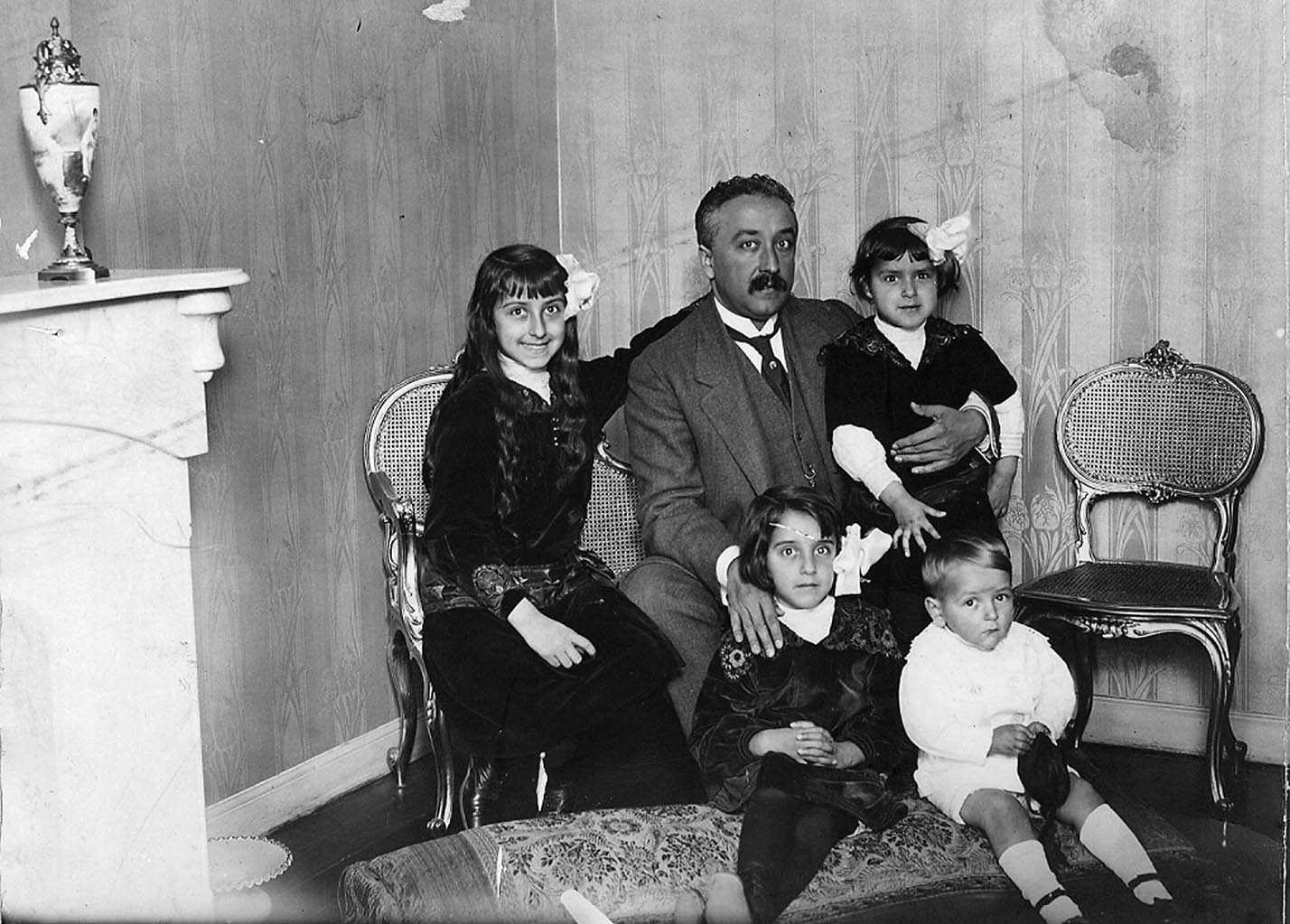 El futuro Presidente con sus hijos, aún niños, hacia 1917.