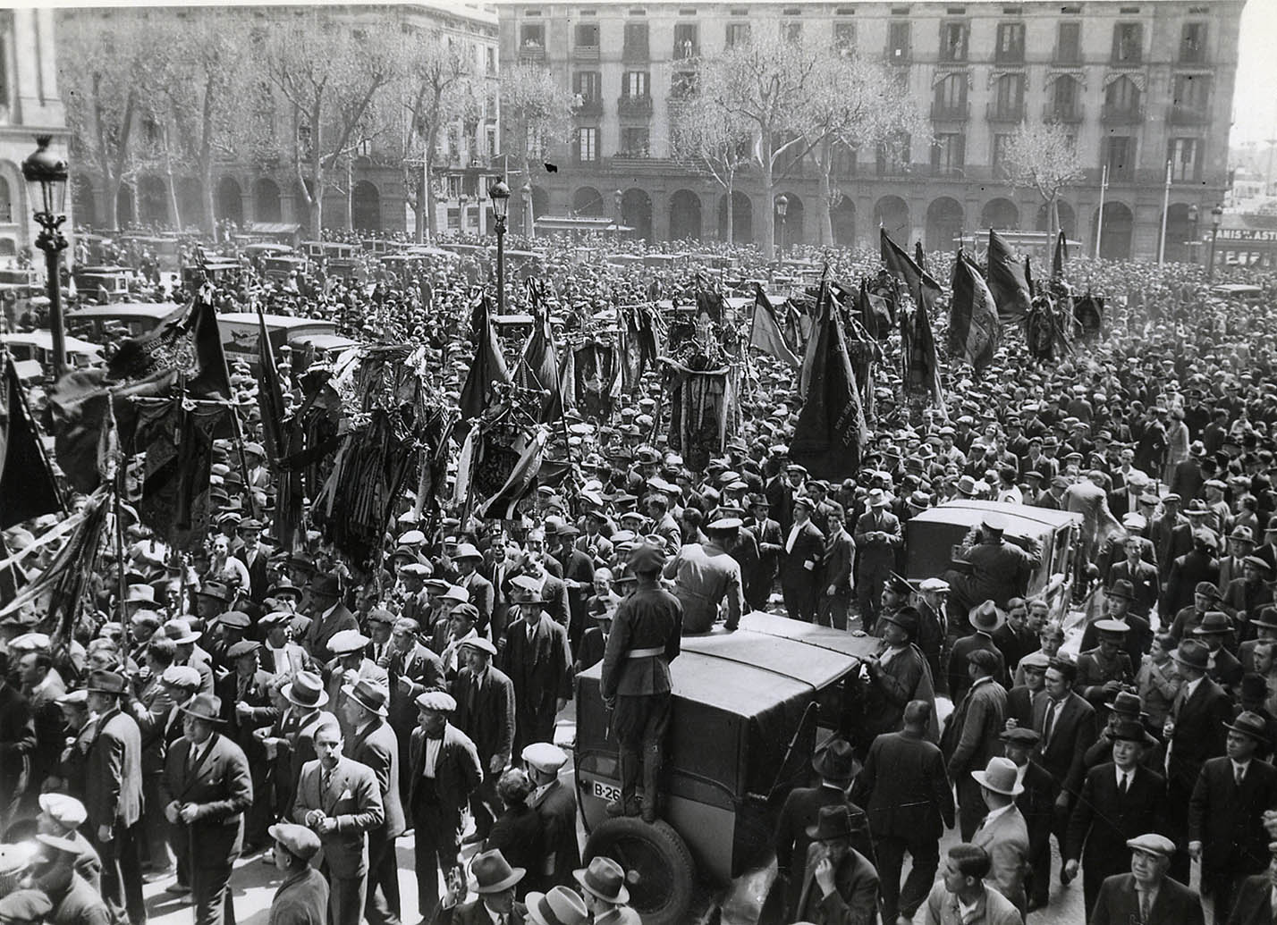 Un aspecto de la manifestación organizada para recibir al Presidente del Gobierno Provisional de la República en Barcelona el 25 de abril de 1931.