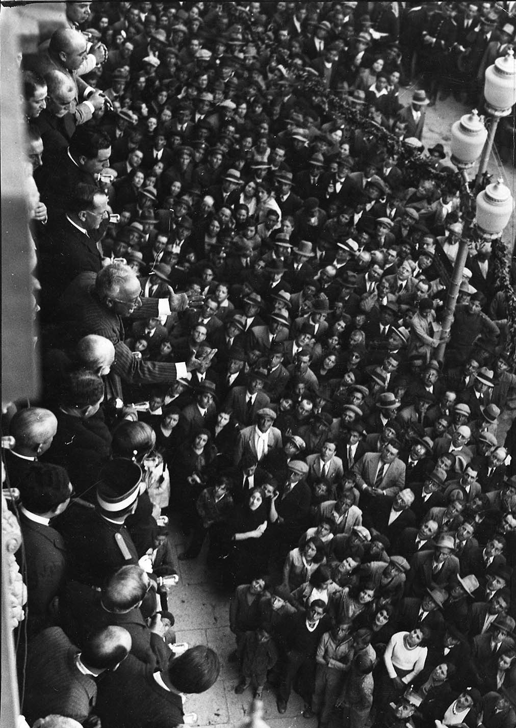 Instantánea de los primeros momentos del Presidente en Palma de Mallorca, durante su visita en abril de 1932.