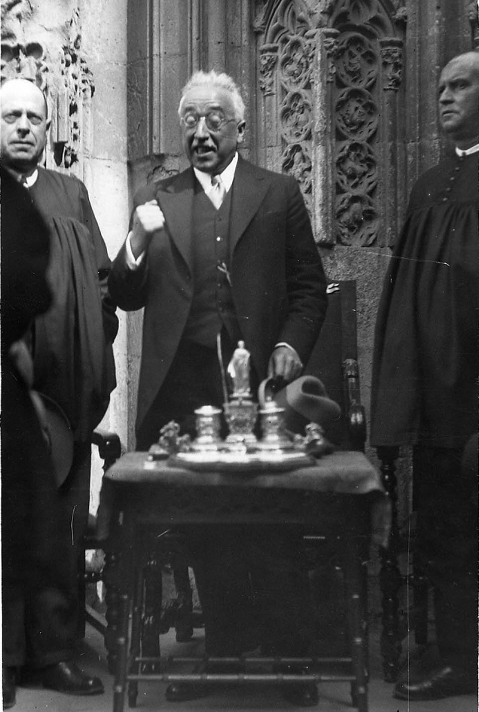 Durante su estancia en Valencia en abril de 1932 don Niceto presidió una reunión del célebre Tribunal de las Aguas, como reflejan estas imágenes.