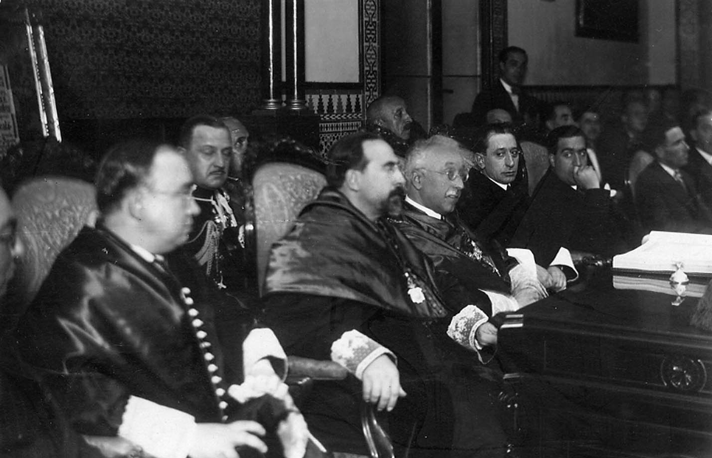 En Cabra con Fernando de los Ríos, ministro de Instrucción Pública, durante la inauguración del curso académico (octubre 1932).