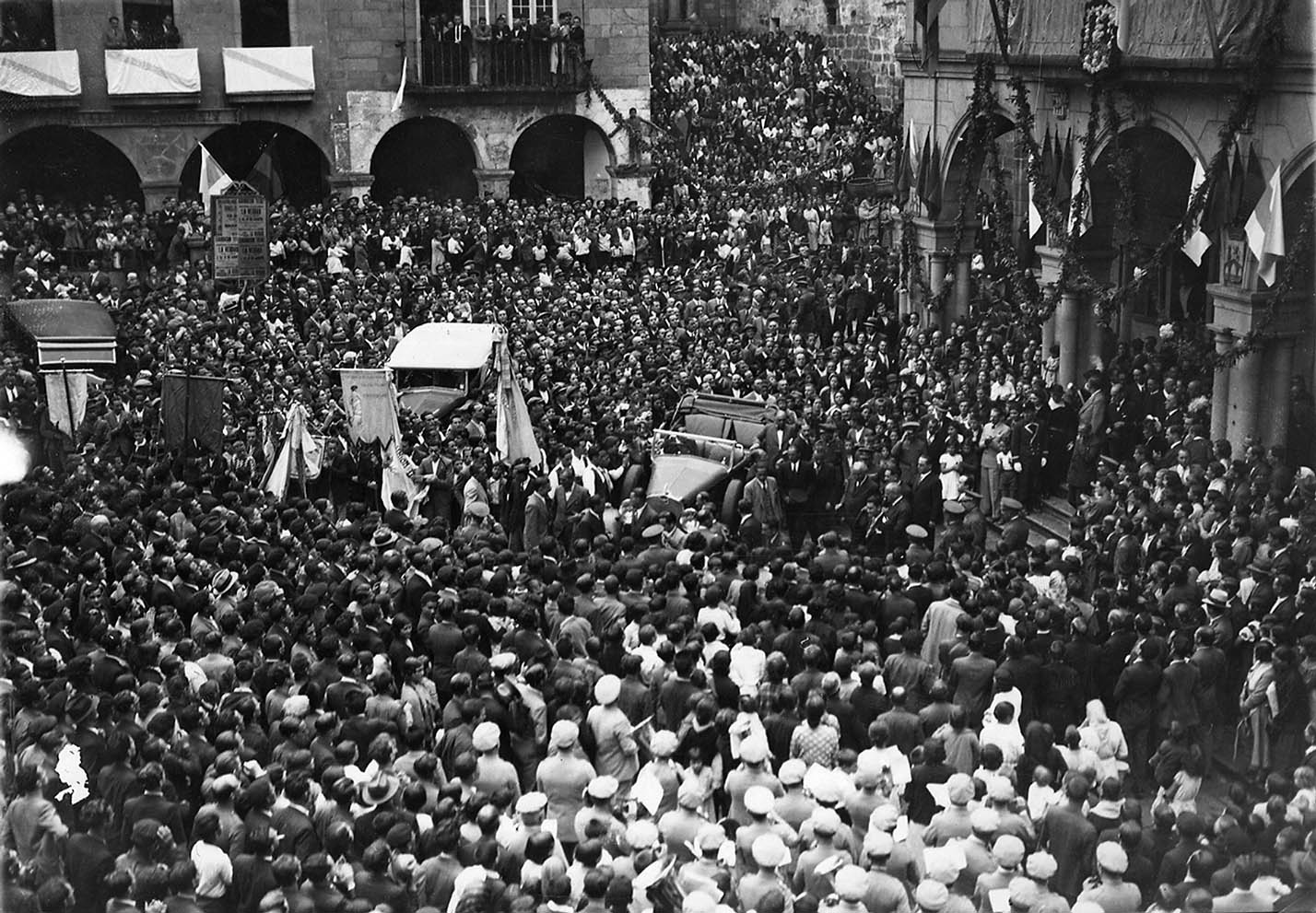 Una imponente manifestación esperando a don Niceto ante el Ayuntamiento de Orense (agosto 1934).
